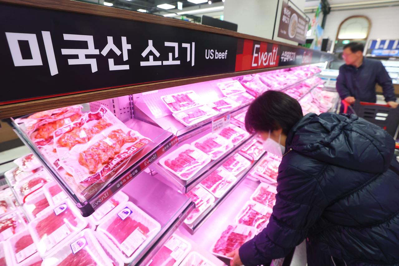 서울의 한 대형마트를 찾은 고객이 미국산 소고기 판매대에서 제품을 살펴보고 있다.  [연합]
