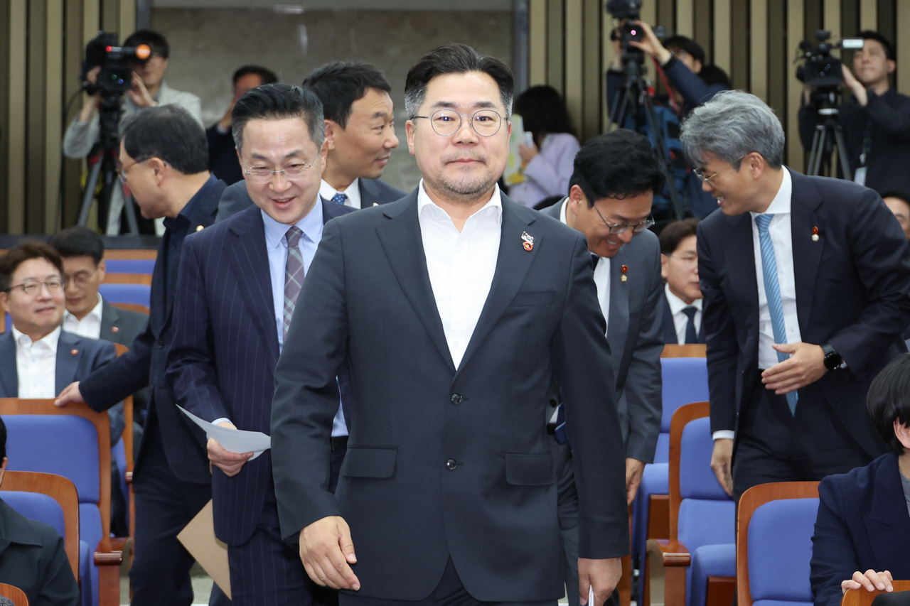 박찬대 더불어민주당 원내대표가 2일 서울 여의도 국회에서 열린 비상 의원총회에 참석하고 있다. [연합]