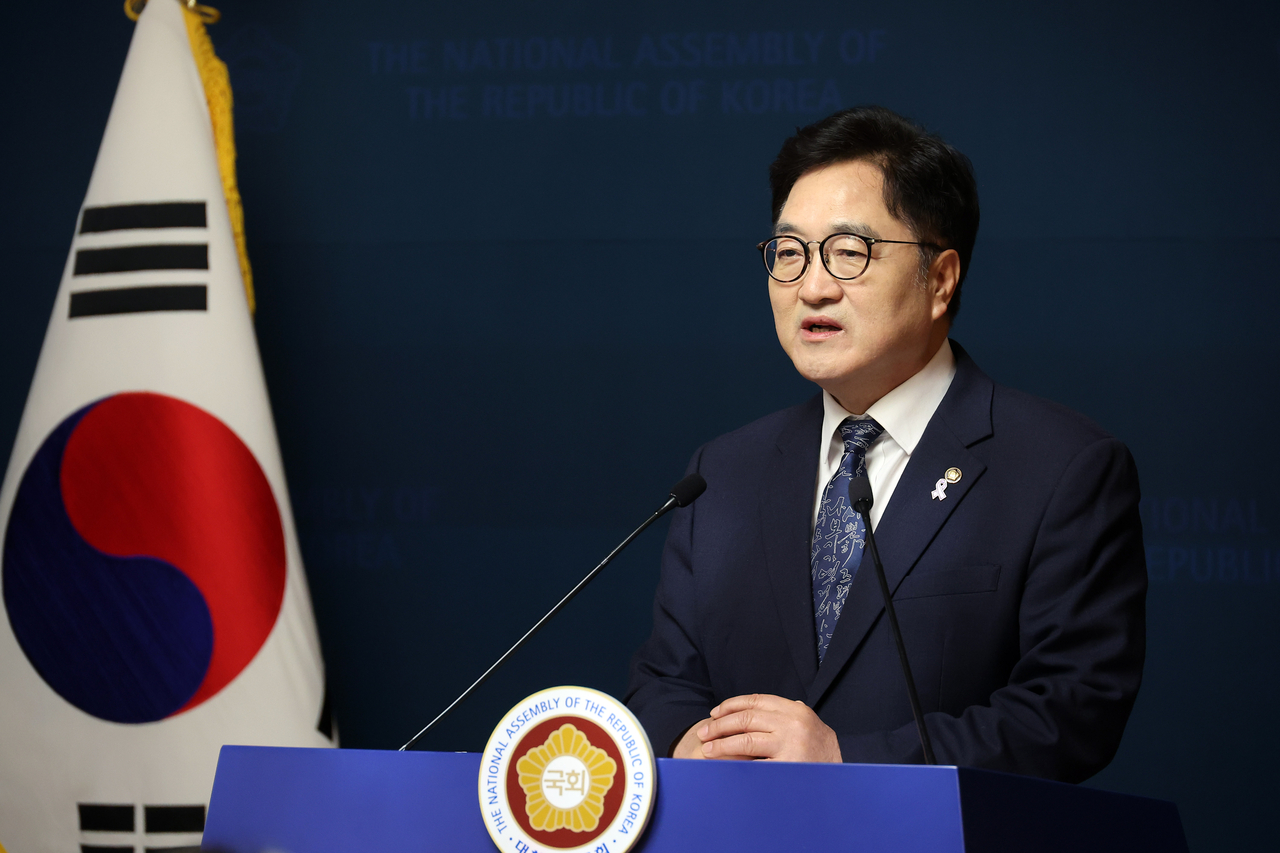 Woo Won-shik, speaker of the National Assembly, delivers an address calling for a rewrite of the Constitution on Sunday. Yonhap