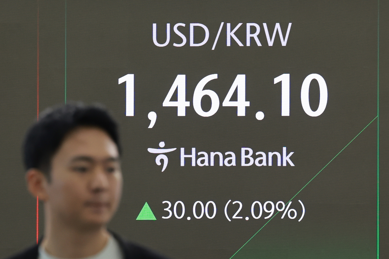 Dealing room of Hana Bank in Seoul on Monday (Yonhap)