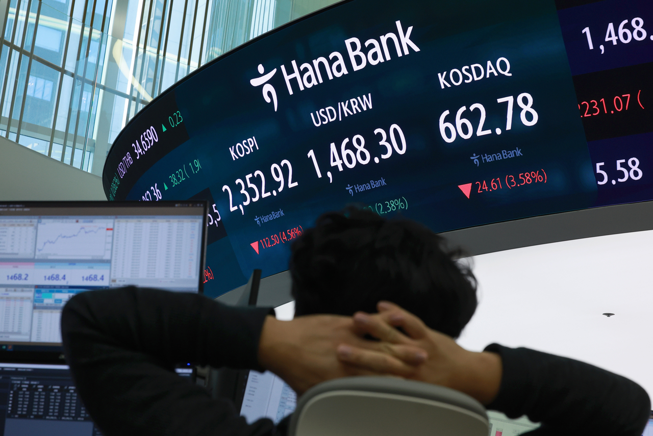 7일 서울 중구 하나은행 본점 딜링룸에서 딜러들이 업무를 보고 있다. 이날 코스피는 전 거래일보다 106.17p(4.31%) 내린 2359.25로 개장했다. 원/달러 환율은 27.9원 오른 1462.0원, 코스닥지수는 20.37p(2.96%) 내린 667.02로 시작했다. [연합]