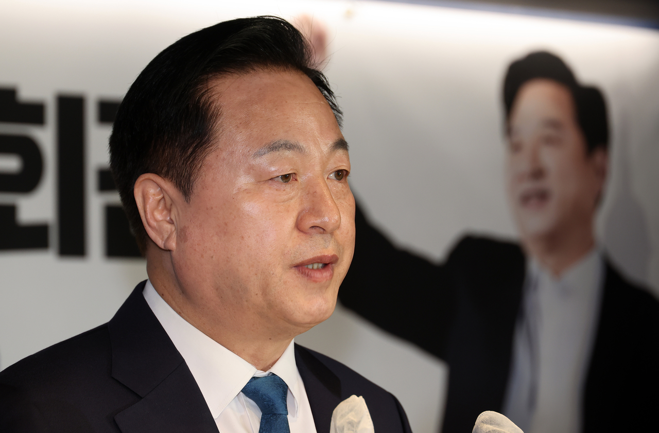 Former lawmaker Kim Doo-kwan announces his candidacy for the presidential election at the Democratic Party's headquarters in Yeouido, Seoul, on Monday. (Yonhap)