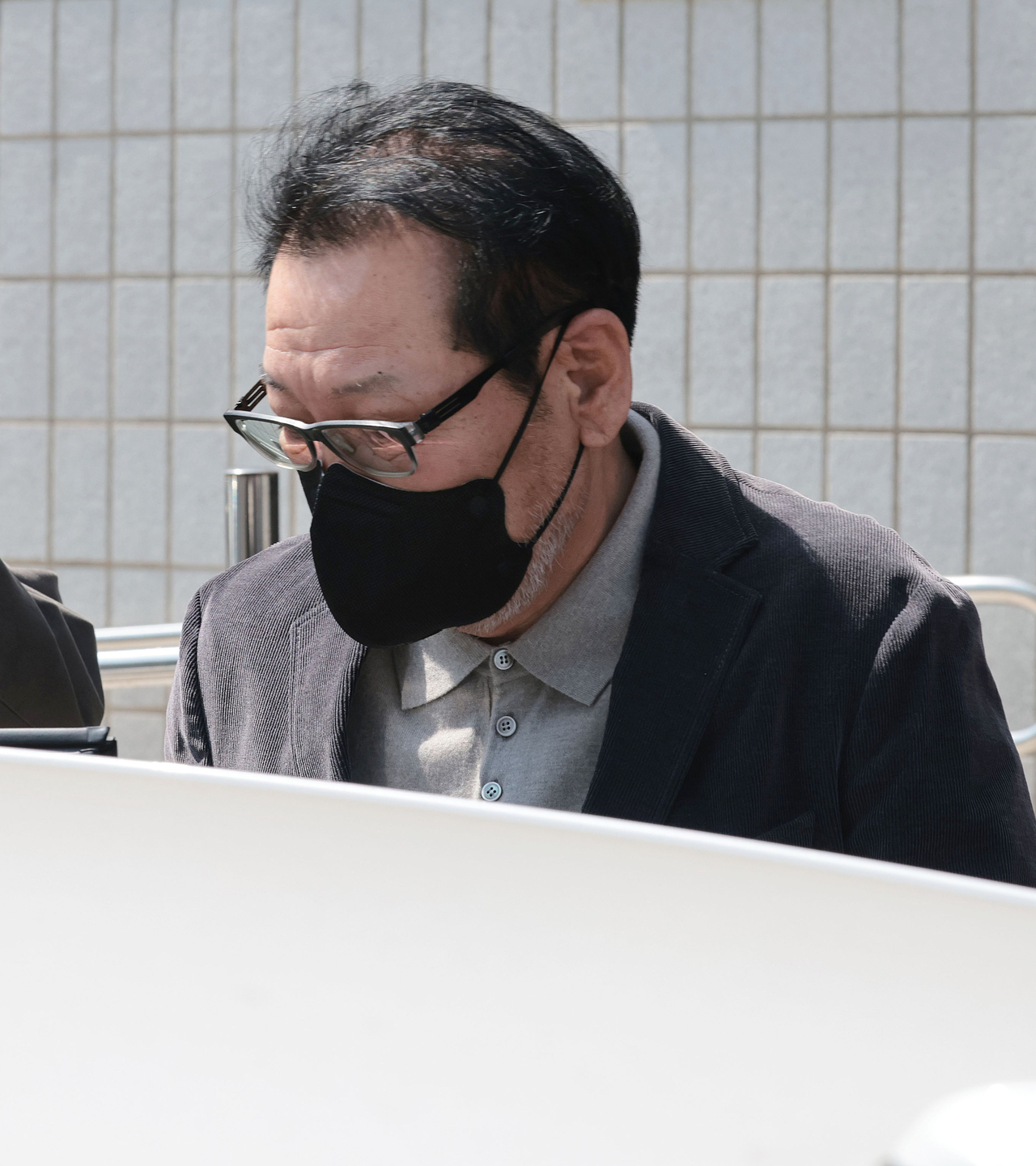 2018년 지방선거 당시 불법 정치자금을 수수한 혐의로 기소된 무속인 ‘건진법사’ 전성배 씨가 7일 서울 양천구 남부지방법원에서 열린 불법 정치자금 수수 의혹 관련 재판을 마친 뒤 법원 청사를 나와 차량에 탑승하고 있다. [연합]
