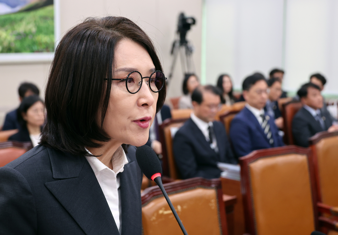 강인선 외교부 2차관이 7일 서울 여의도 국회에서 열린 2025 아시아태평양경제협력체(APEC) 정상회의 지원 특별위원회 전체회의에서 업무보고를 하고 있다. [연합]