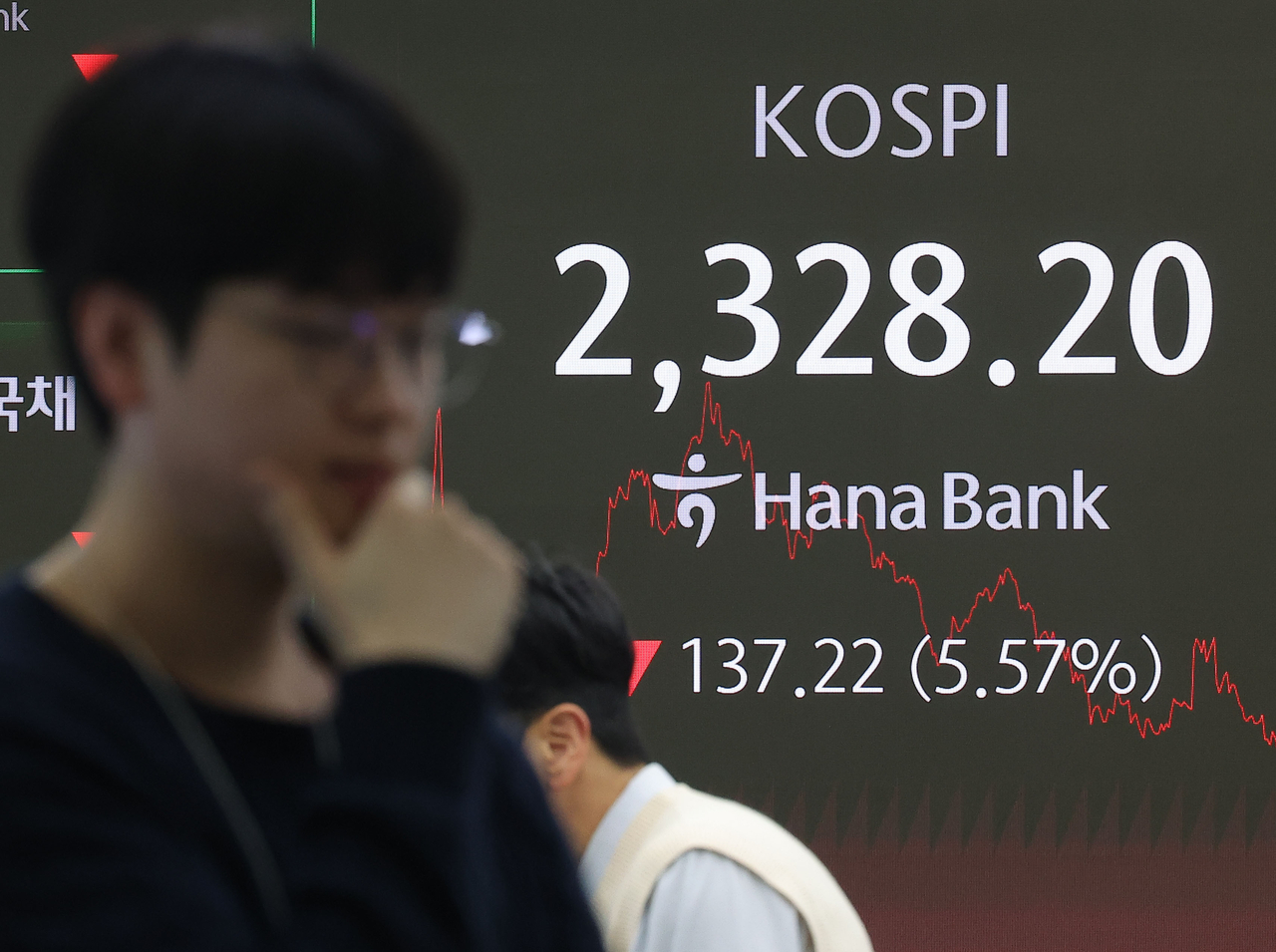 An electronic board showing the Korea Composite Stock Price Index at a dealing room of the Hana Bank headquarters in Seoul on Monday. (Yonhap)