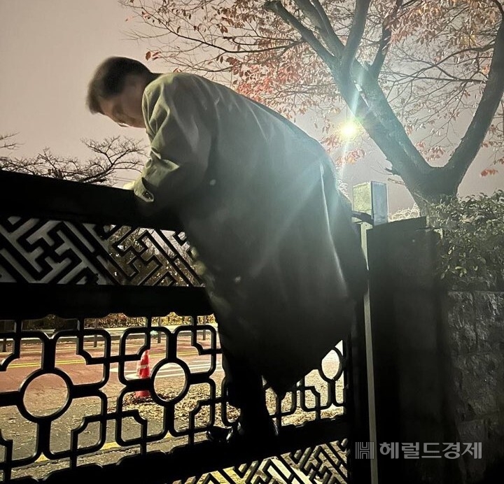 지난해 12워 3일 오후 11시께 대통령 비상계엄으로 경찰이 통제 중인 서울 여의도 국회에서 우원식 국회의장이 담을 넘어 본청으로 향하고 있다. [국회의장실]