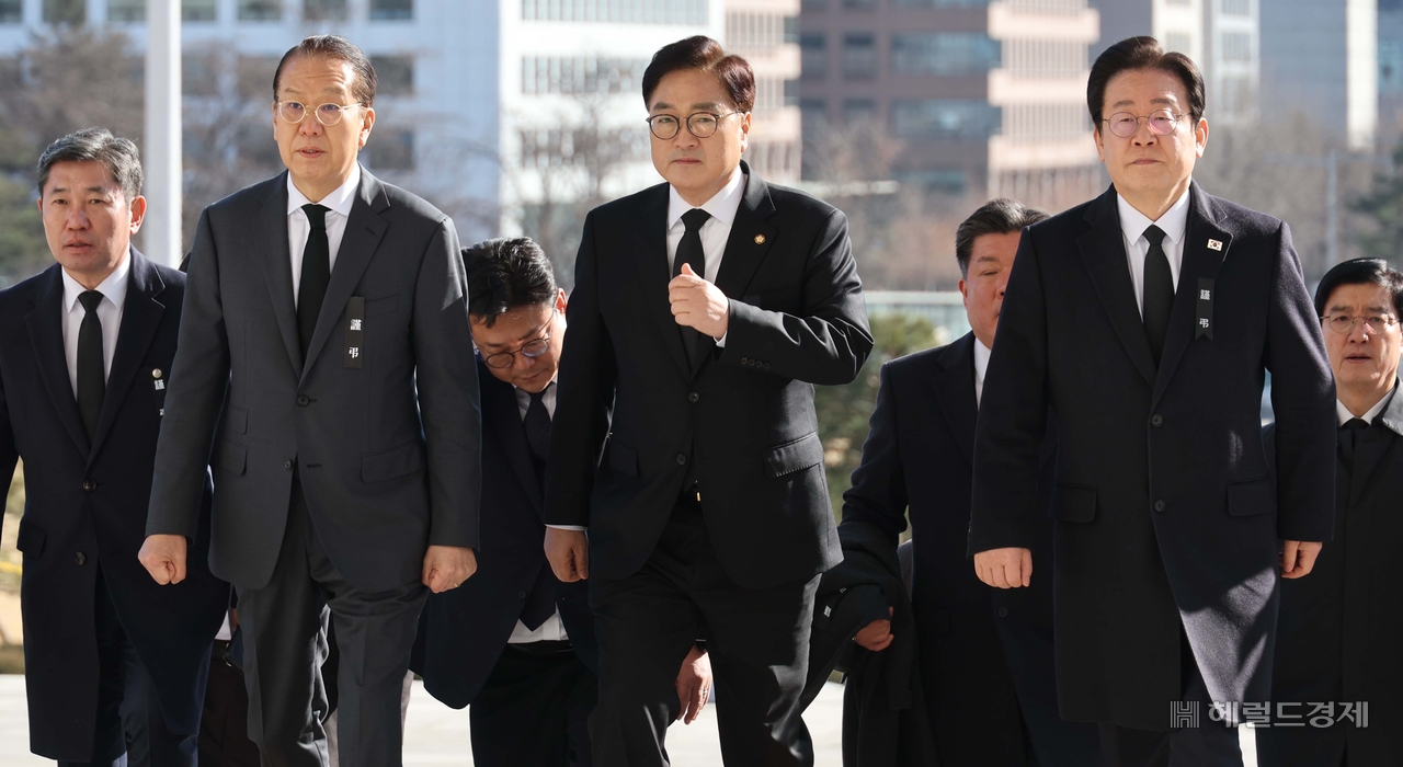 우원식 국회의장, 국민의힘 권영세 비상대책위원장, 더불어민주당 이재명 대표가 지난해 12월 31일 오후 서울 여의도 국회에 마련된 제주항공 여객기 희생자 합동분향소를 조문한 뒤 회동 장소인 국회의장실로 이동하고 있다. 앞줄 왼쪽부터 권 비대위원장, 우 의장, 이 대표. [사진=임세준 기자/jun@]