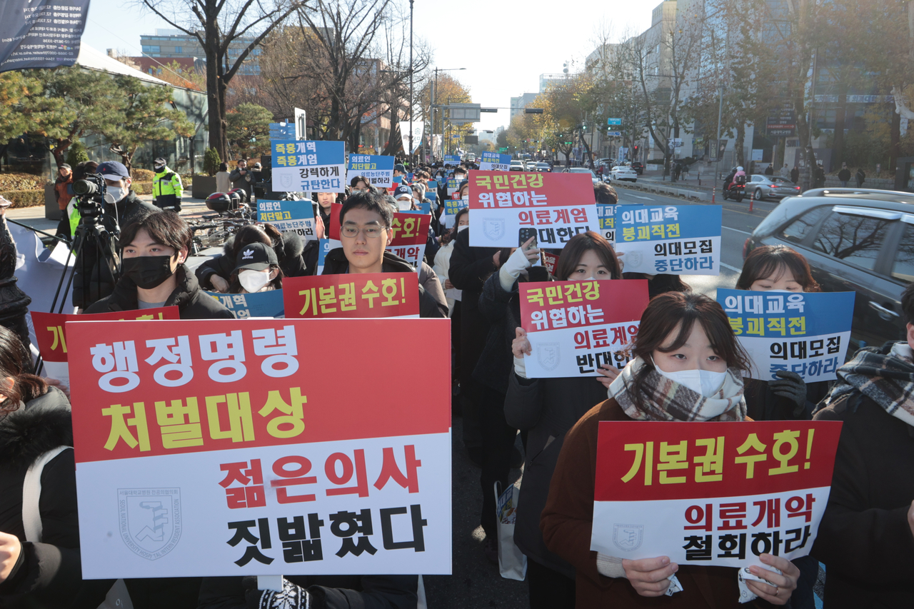 8일 서울 종로구 대학로에서 열린 서울대병원 전공의협의회 비상대책위원회 ‘젊은 의사 의료계엄 규탄 집회’에서 사직 전공의를 비롯한 젊은 의사들이 계엄 규탄 및 의료개혁 철폐를 촉구하고 있다.  [연합]