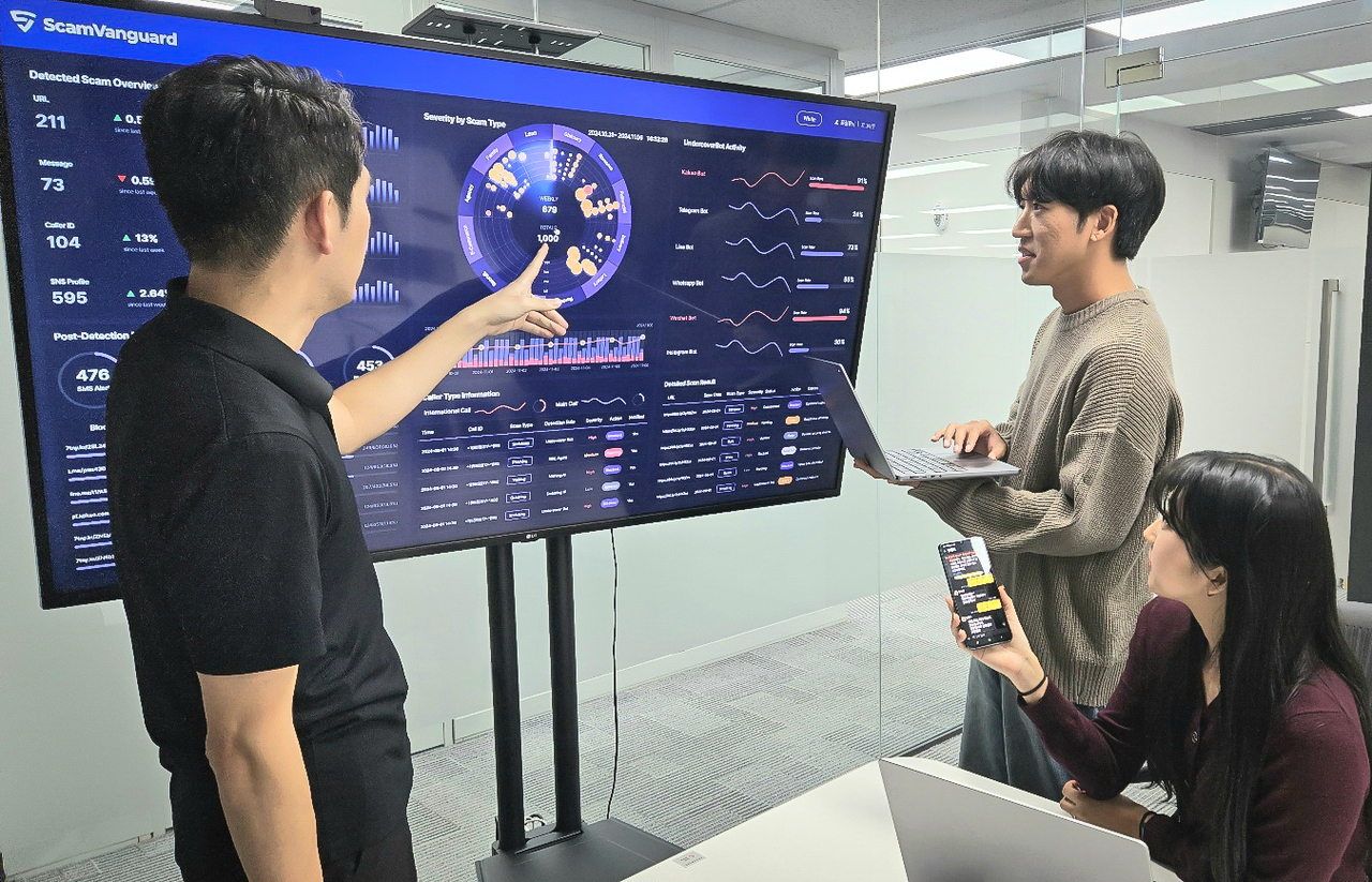 SK텔레콤 직원들이 ‘스캠뱅가드’ 기술을 점검하는 모습. [SK텔레콤 제공]