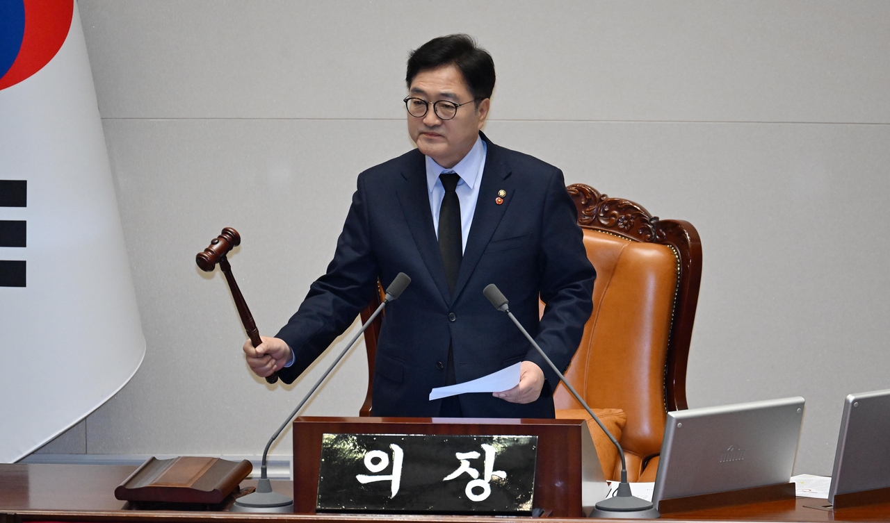 우원식 국회의장이 2일 서울 여의도 국회에서 본회의를 개회하고 있다. 이상섭 기자