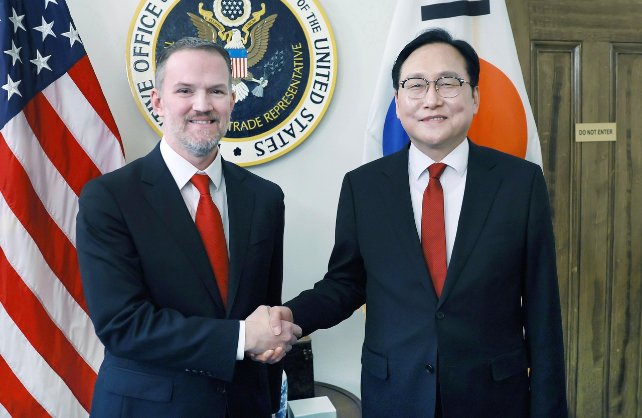 Tade Minister Cheong In-kyo (right) and US Trade Representative Jamieson Greer pose for a photo before holding talks in Washington on March 14, 2025,. (Ministry of Industry, Trade and Energy)