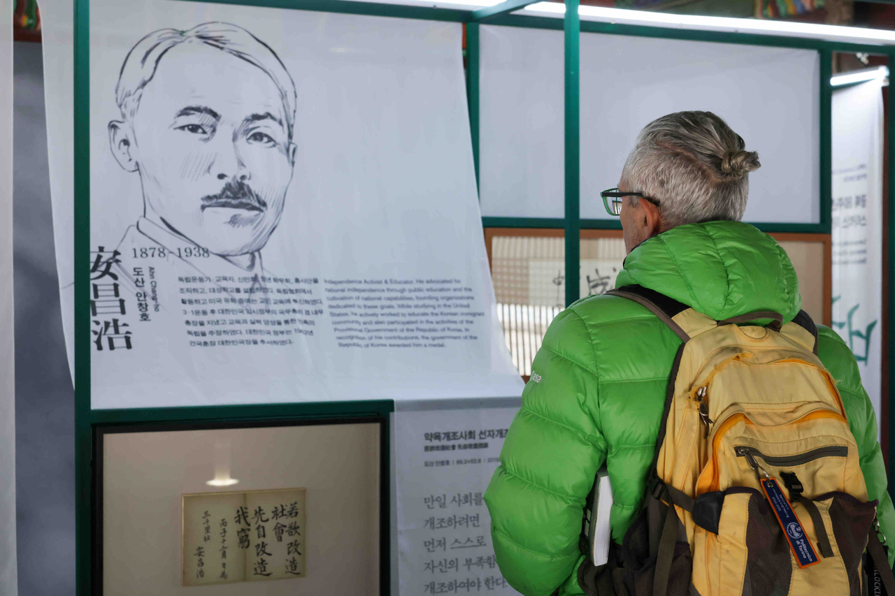 A tourist views calligraphy by Korean independence fighter Ahn Chang-ho at Starbucks Korea’s exhibition in Seoul on Monday. (Starbucks Korea)