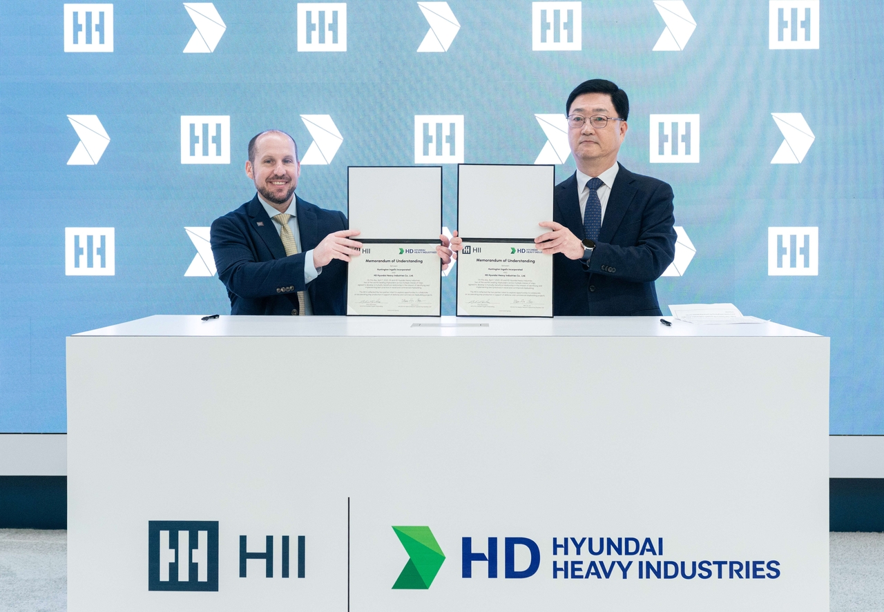 주원호(오른쪽) HD현대중공업 특수선사업대표, 브라이언 블란쳇 잉걸스 조선소 사장이 MOU 체결식에서 기념촬영을 하고 있다. [HD현대 제공]