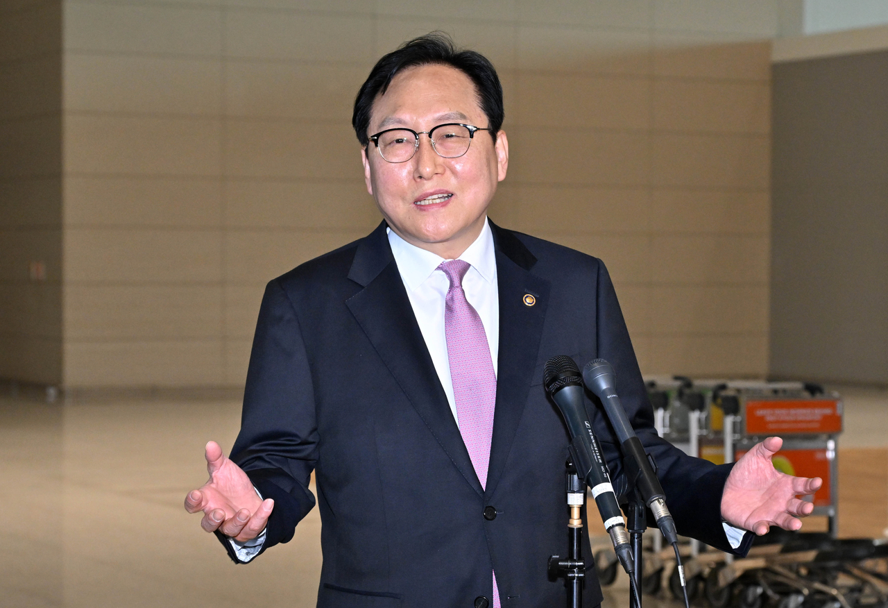 정인교 산업통상자원부 통상교섭본부장이 8일 오전 인천국제공항 제2터미널을 통해 미국 워싱턴 D.C로 출국하며 취재진의 질의에 답변하고 있다.  영종도=임세준 기자