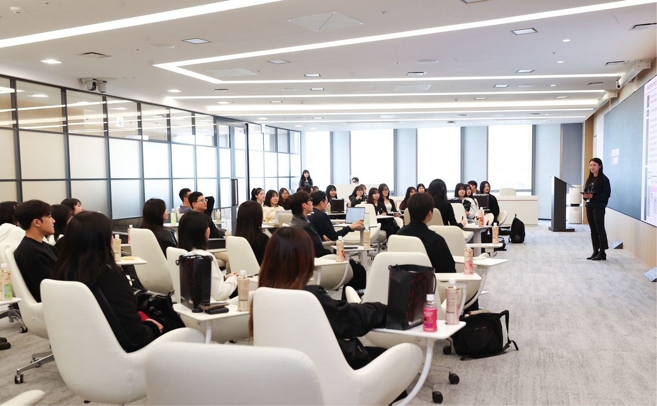 서울 용산구 LG유플러스 용산사옥에서 ‘참여형 멤버십 프로젝트’ 2기에 참여하는 대학생들이 기념촬영을 하고 있다. [LG유플러스 제공]
