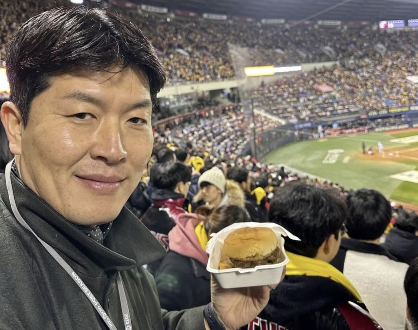 야구 선수 출신 김병현이 생중계 중 자신이 운영하는 햄버거 가게를 언급한 것에 대해 방송통신심의위원회가 “노골적인 광고”라는 지적을 내놨다.[이병현 인스타그램 갈무리]