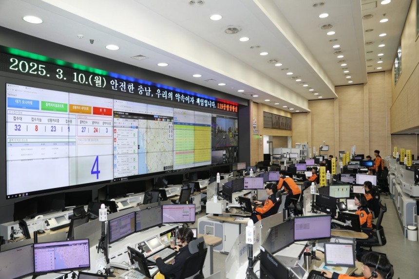 The Chungnam Fire and Rescue Service's emergency control room operates on March 10. (Chungnam Fire and Rescue Service)