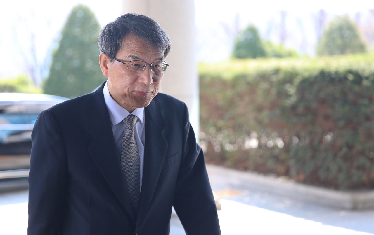 Roh Tae-ak, chief of the National Election Committee arrives at the NEC headquarters in Gwacheon, south of Seoul, on Monday. (Yonhap)