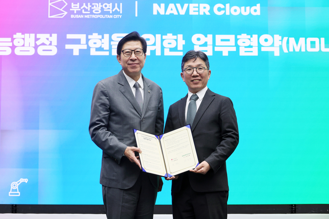8일 부산시청 12층 소회의실에서 열린 ‘부산형 지능행정 구현을 위한 업무협약식’에서 박형준 시장(왼쪽)과 김유원 네이버클라우드(주) 대표이사가 업무 협약을 맺은 후 기념사진을 찍고 있다. [부산시 제공]