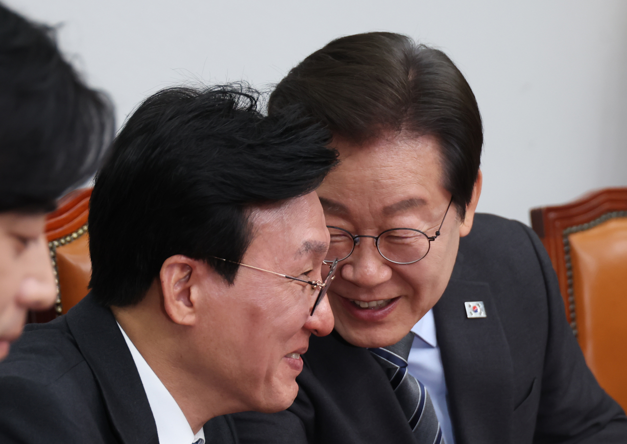 이재명 더불어민주당 대표와 김민석 수석최고위원이 7일 서울 여의도 국회에서 열린 최고위원회의에서 대화하고 있다. [뉴시스]