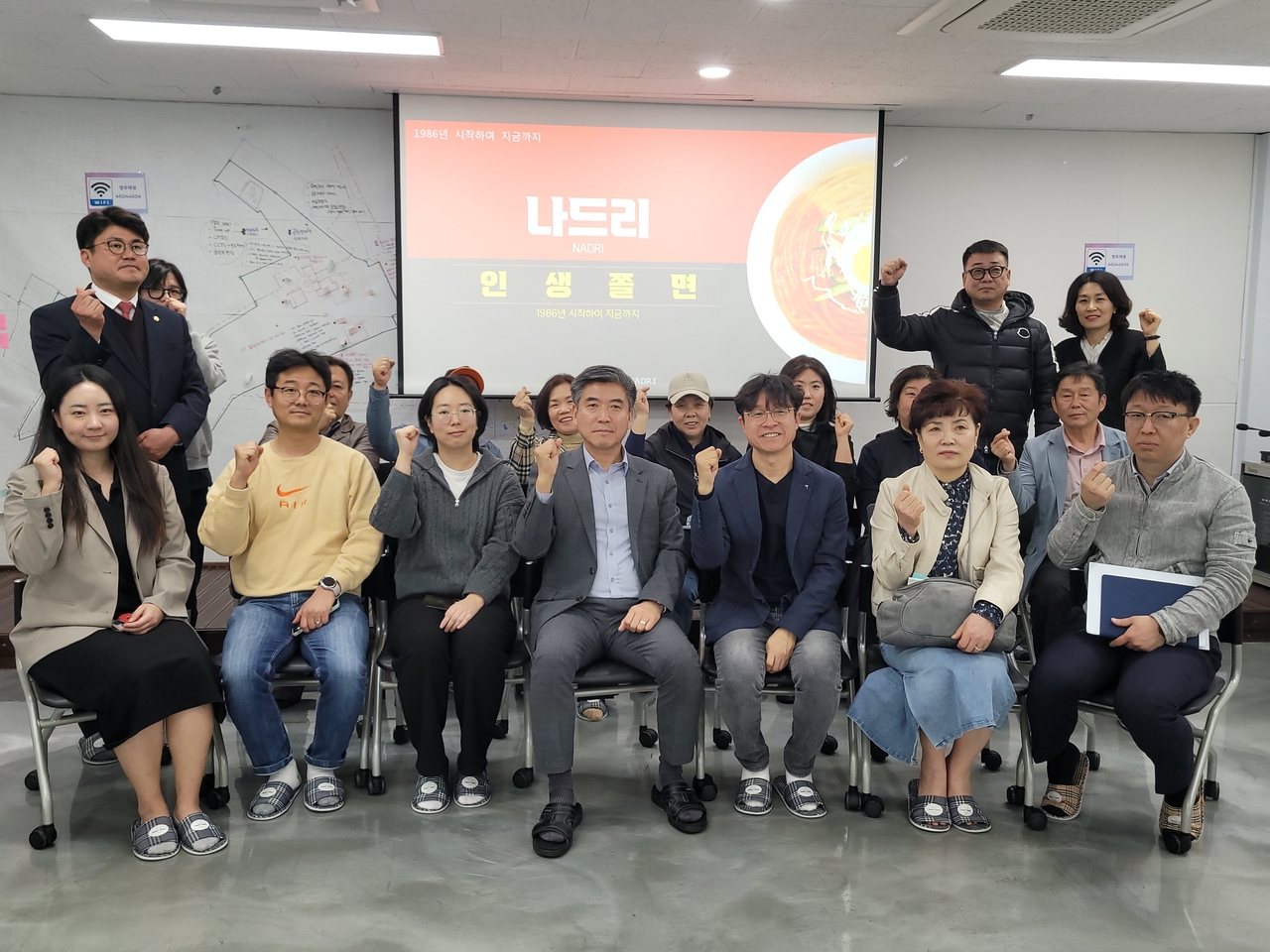 영주시 도시재생지원센터 특강 참석자들이 기념사진을 찍고 있다.(영주시 제공)