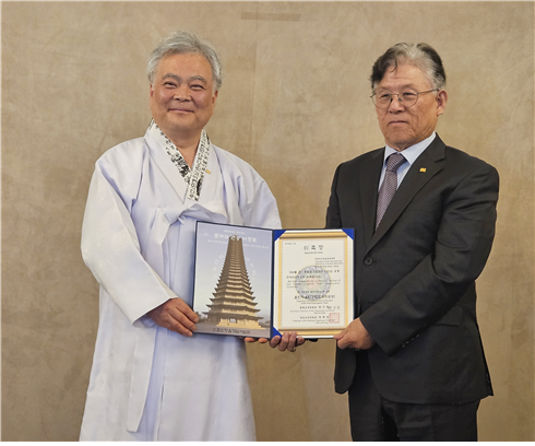 훈민정음기념사업회 박재성 이사장(좌), 김수철 국제한민족총연맹 총재(우)