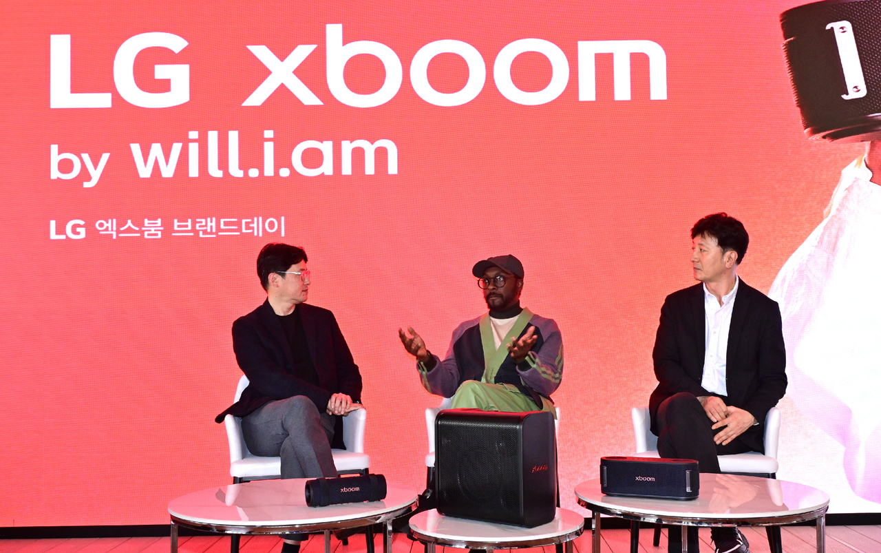 From left: Lee Jeong-seok, head of LG's audio business, will.i.am and Oh Seung-jin, vice president of marketing division at LG, engage in conversation during the LG xboom launch event held in Seoul on Monday. (LG Electronics)