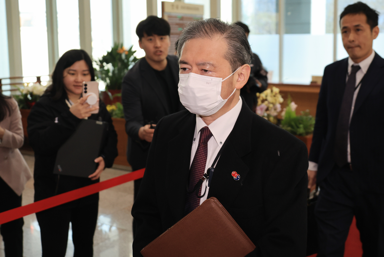 Taisuke Mibae, deputy head of mission at the Japanese Embassy in Seoul, enters the South Korean Foreign Ministry on Tuesday. The ministry called him in to lodge a protest over Japan's territorial claim to the Dokdo islets in its latest foreign policy annual report. (Yonhap)