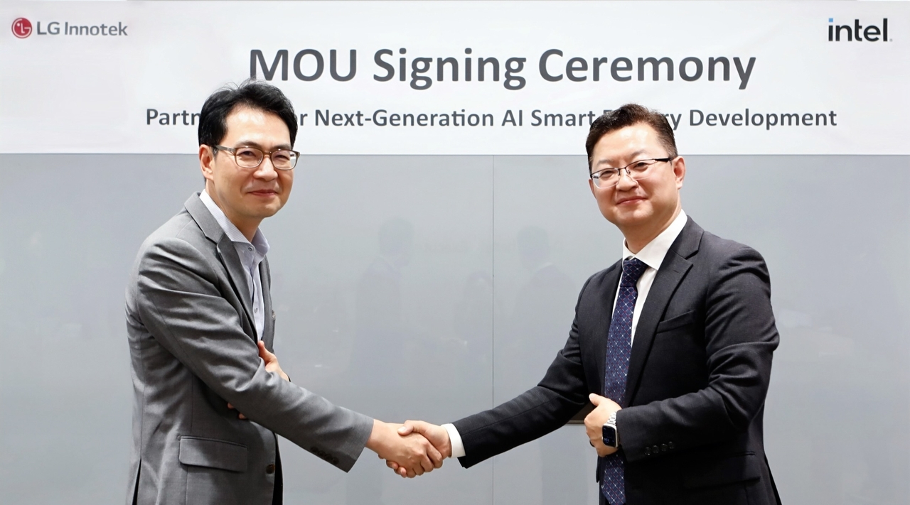 Lee Sang-seok (right), vice president of the production innovation center at LG Innotek , and David Kim, senior director of Korea sales at Intel Korea, pose for a photo after signing a memorandum of understanding in Seoul. (LG Innotek)