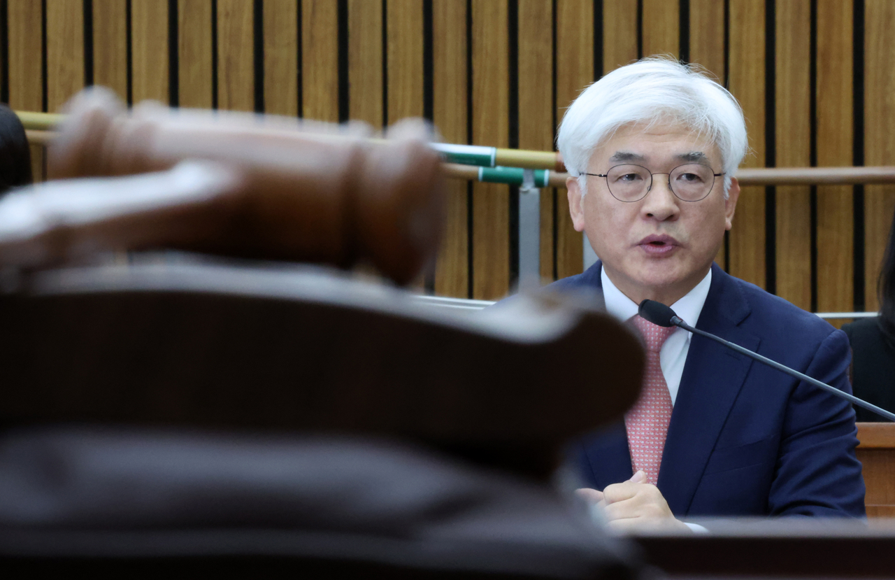 Constitutional Court Justice nominee Ma Eun-hyuk speaks at a parliamentary confirmation hearing at the National Assembly in December. (Newsis)