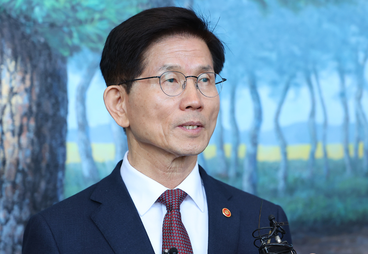 Labor Minister Kim Moon-soo talks to reporters after attending a Cabinet meeting held at the Seoul Government Complex on Tuesday. Yonhap
