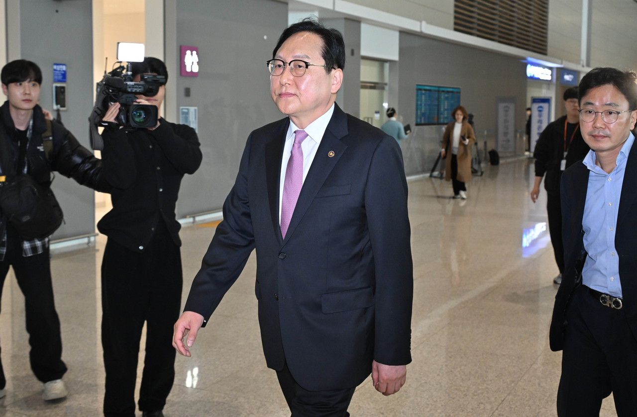 Trade Minister Cheong In-kyo arrives at Incheon Airport, Tuesday, ahead of departure for Washington, DC. (Im Se-joon/The Korea Herald)
