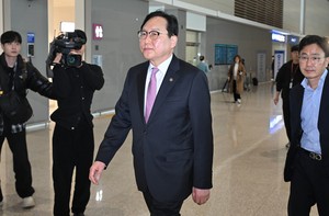 Trade minister heads to Washington for tariff negotiations, as over 50 countries seek talks
