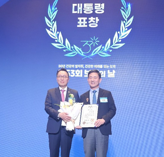 경북포항 세명기독병원 부정맥내과 오동진 과장(오른쪽)이 제53회 보건의 날 기념행사’에서 대통령 표창을 받았다. (포항 세명기독병원 제공)