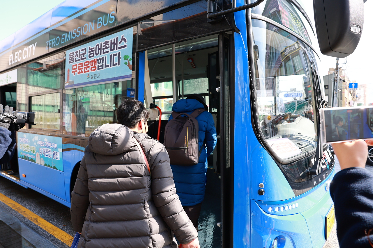 울진군은 버스 무료화, 시골버스, 행복택시 운영 및 전기저상버스 도입을 통한 교통 취약지역 및 교통약자 지원 등 교통복지 정책을 적극 추진하고 있다.(울진군 제공)