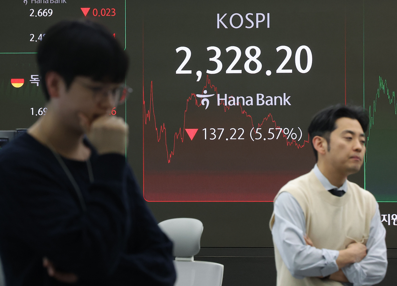 This photo shows the dealing room at Hana Bank in central Seoul on Tuesday. (Yonhap)