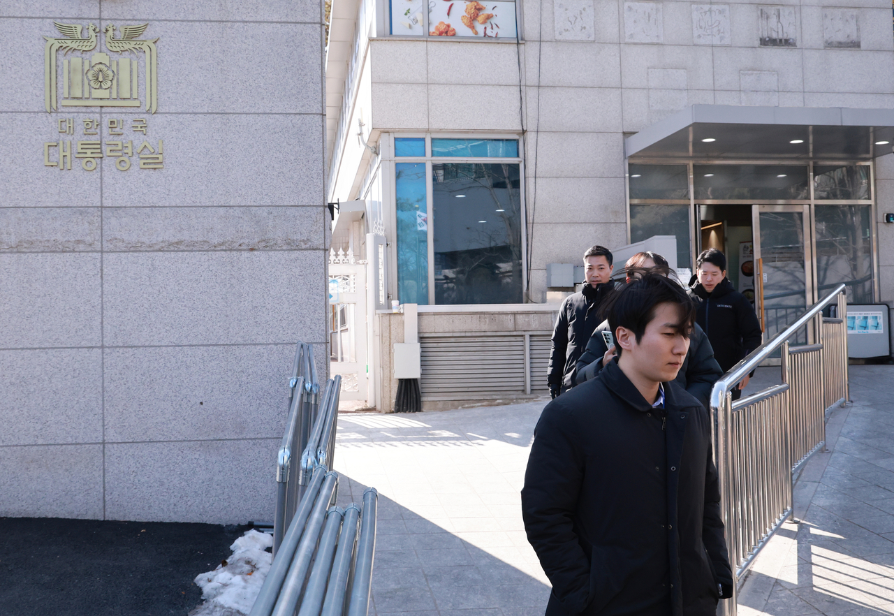 경찰이 윤석열 대통령 체포영장 집행 저지 혐의와 관련해 대통령경호처에 대한 압수수색을 시도하던 모습. <연합>