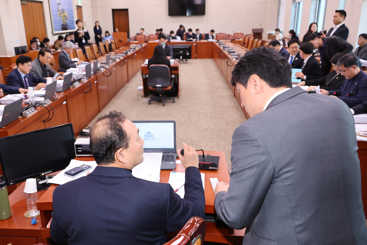 지난 17일 국회 산업통상자원중소벤처기업위원회 산업통상자원특허소위원회에서 더불어민주당 소속 김원이 소위원장이 반도체법, 에너지3법 등 안건을 상정하기에 앞서 전문위원과 대화하고 있다. [연합]