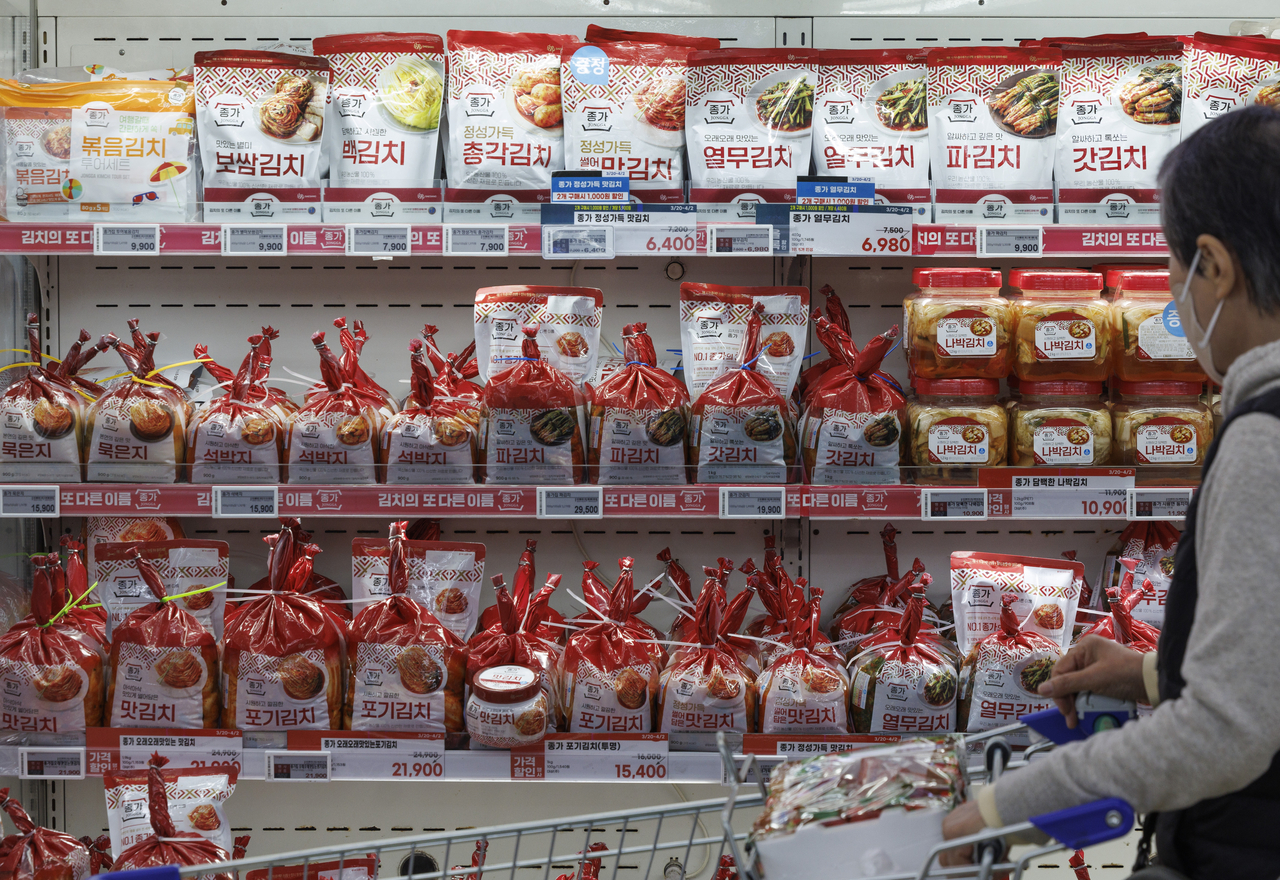 서울 서초구 농협 하나로마트 양재점을 찾은 한 고객이 김치를 고르고 있다.  [연합]