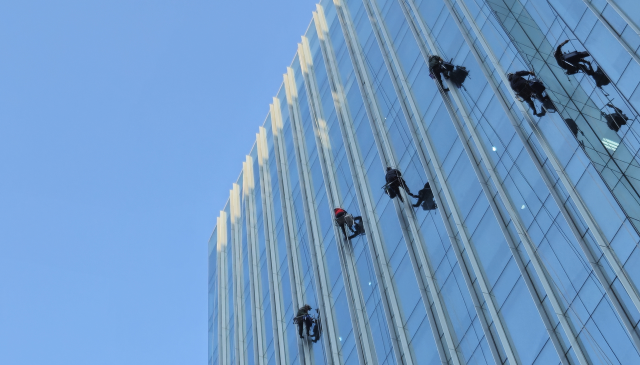 High-altitude window cleaners work on a building in Jongno-gu, Seoul, on Monday. (Yonhap)