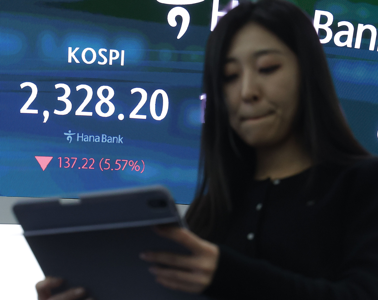 코스피가 전장보다 137.22p(5.57%) 내린 2,328.20로 마감한 7일 오후 서울 중구 하나은행 딜링룸에서 딜러들이 업무를 보고 있다. 이날 원/달러 환율은 오후3시30분 기준 전날보다 33.7원 오른 1,467.8원을 기록했고, 코스닥은 36.09p(5.25%) 내린 651.30으로 마감했다. [연합]