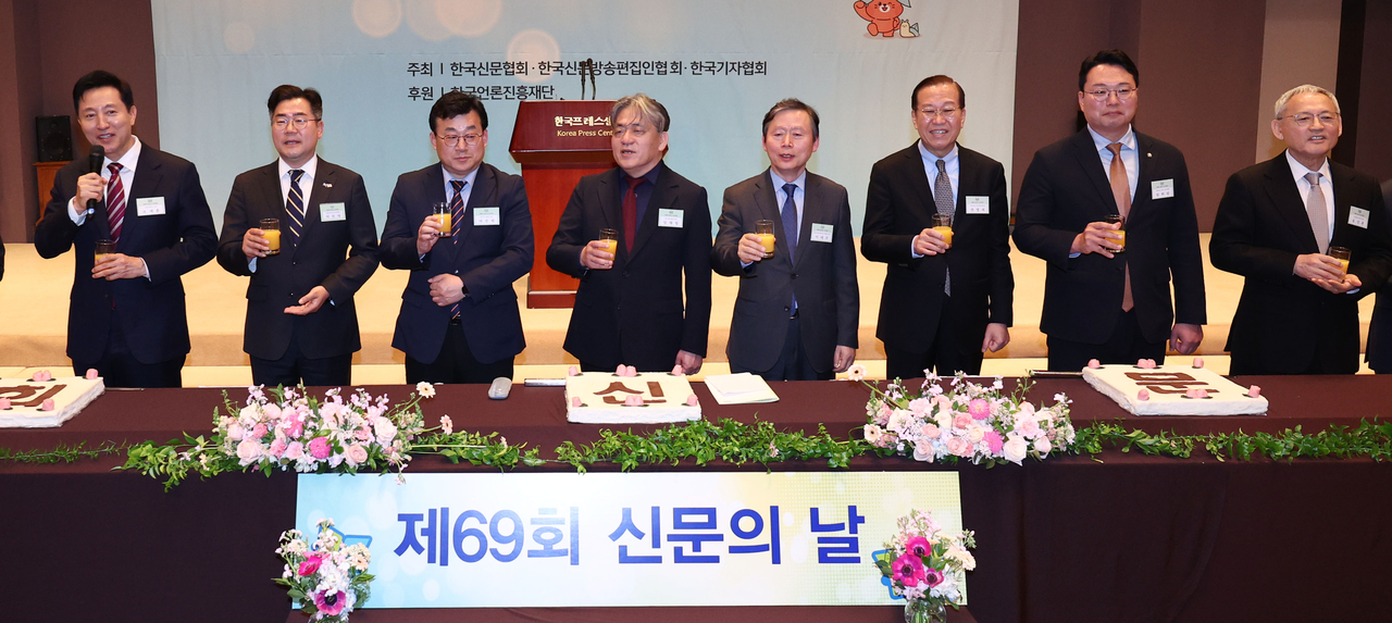 오세훈 서울시장이 지난 7일 한국프레스센터 국제회의장에서 열린 ‘제69회 신문의 날 기념식’에서 건배사를 하고 있다. 왼쪽부터 오세훈 시장, 박찬대 더불어민주당 원내대표, 박종현 한국기자협회장, 임채청 한국신문협회장, 이태규 한국신문방송편집인협회장, 권영세 국민의힘 비상대책위원장, 천하람 개혁신당 원내대표 겸 당대표 권한대행, 유인촌 문화체육관광부 장관  [연합]