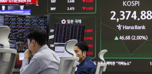 8일 오전 서울 중구 하나은행 딜링룸에서 직원들이 모니터를 보며 외환시장의 흐름을 판단하고 있다.  코스피는 전날의 급락을 딛고 2%대 반등으로 출발해 전장 대비 53.00포인트(2.28%) 오른 2381.20으로 출발했다. 코스닥지수는 전 거래일보다 2% 정도 오른 664포인트를 기록 중이다. [연합]