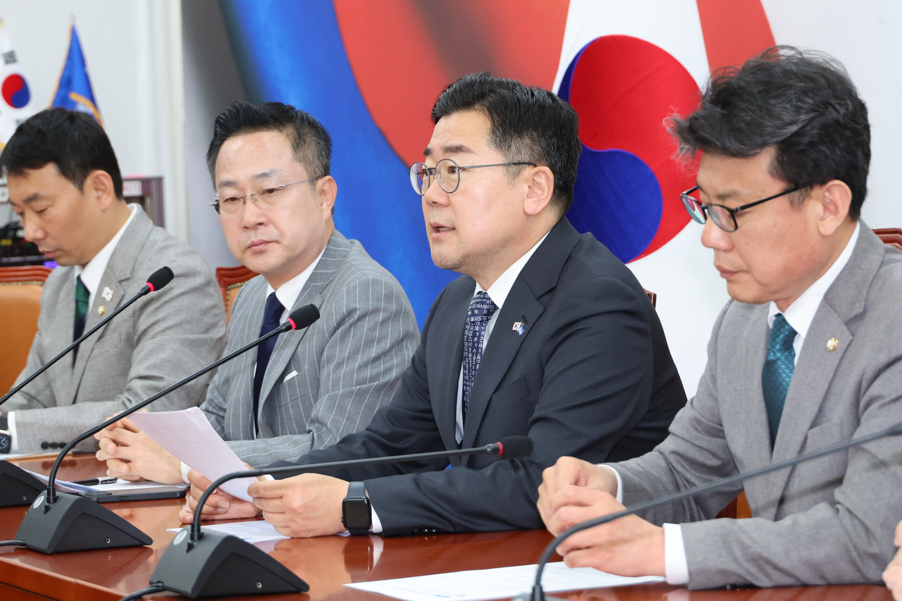 더불어민주당 박찬대 원내대표가 8일 서울 여의도 국회에서 열린 원내대책회의에서 발언하고 있다. [연합]