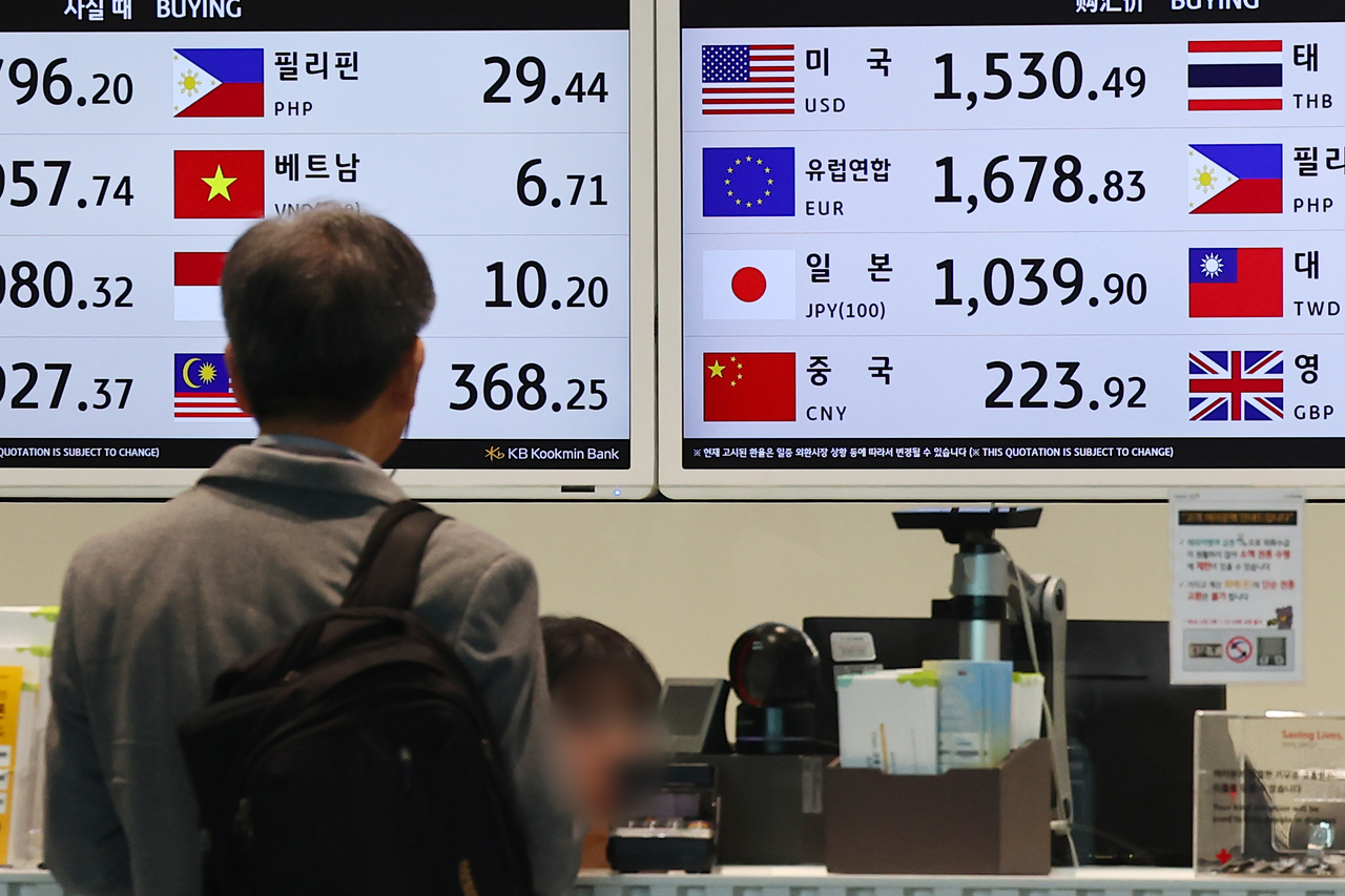 관세전쟁 격화 우려가 이어진 8일 인천국제공항 제2여객터미널 환전소에 원/달러, 원/엔 등 환율이 표시돼 있다. [연합]