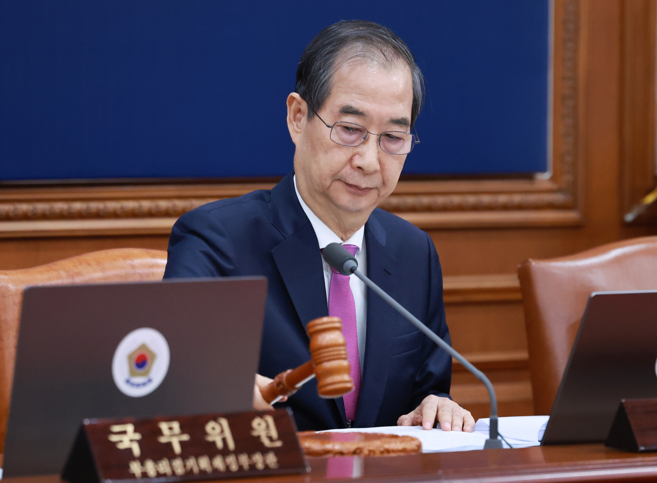 한덕수 대통령 권한대행 국무총리가 8일 정부서울청사에서 열린 국무회의에서 의사봉을 두드리며 개회 선언을 하고 있다. [연합]