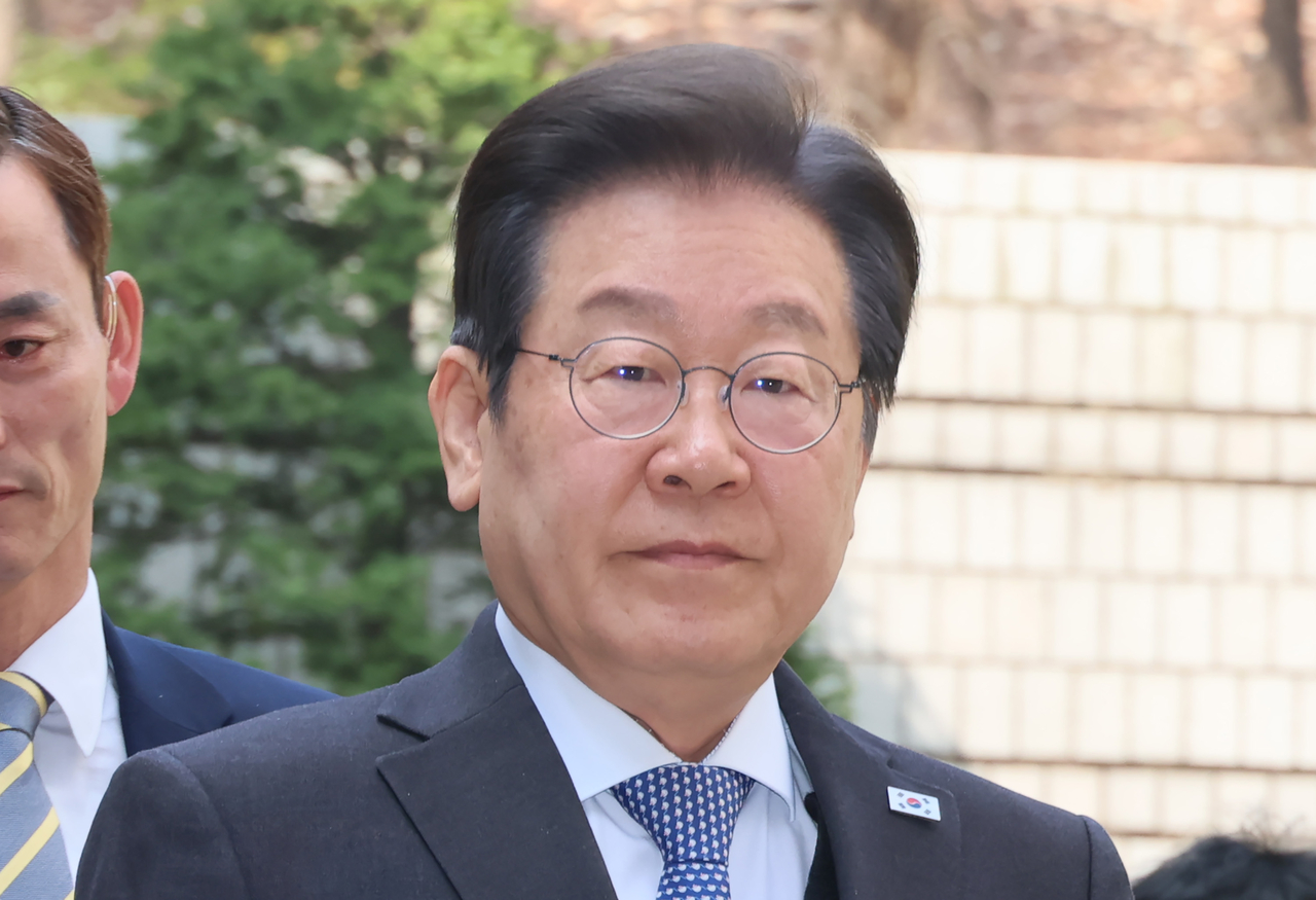 더불어민주당 이재명 대표가 8일 서울 서초구 서울중앙지법에서 열린 ‘대장동 배임·성남FC 뇌물’ 1심 속행 공판에 출석하고 있다. <연합뉴스>