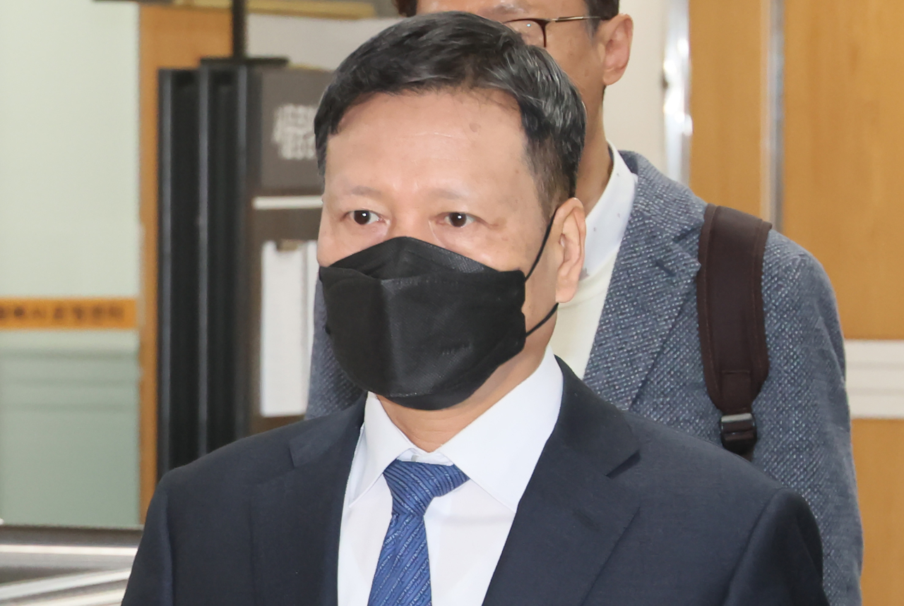 구영배 큐텐그룹 대표가 8일 서울 서초구 서울중앙지법에서 열린 티메프 미정산 사태 1심 첫 공판에 출석하고 있다. [연합]