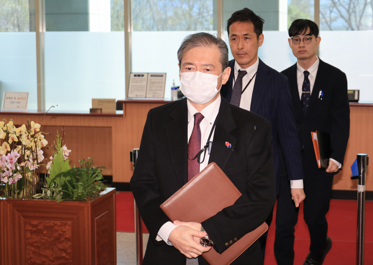 미바에 다이스케 주한일본대사관 총괄공사가 일본 외교청서 독도 표기와 관련해 8일 서울 종로구 정부서울청사 외교부로 초치되고 있다. [연합]