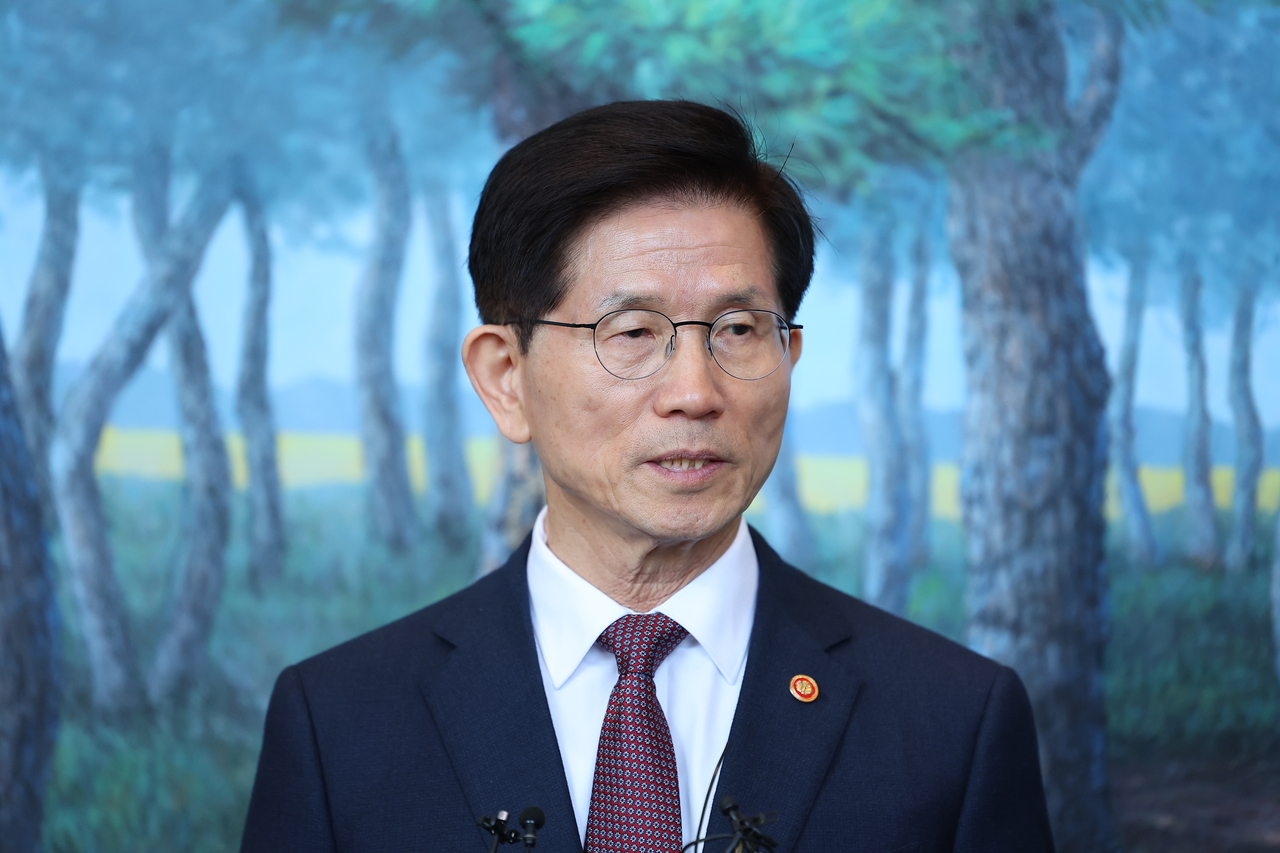 8일 서울 종로구 정부서울청사에서 열린 국무회의에서 사의를 표명한 김문수 고용노동부 장관이 국무회의를 마친 뒤 취재진에게 입장을 밝히고 있다. [연합]